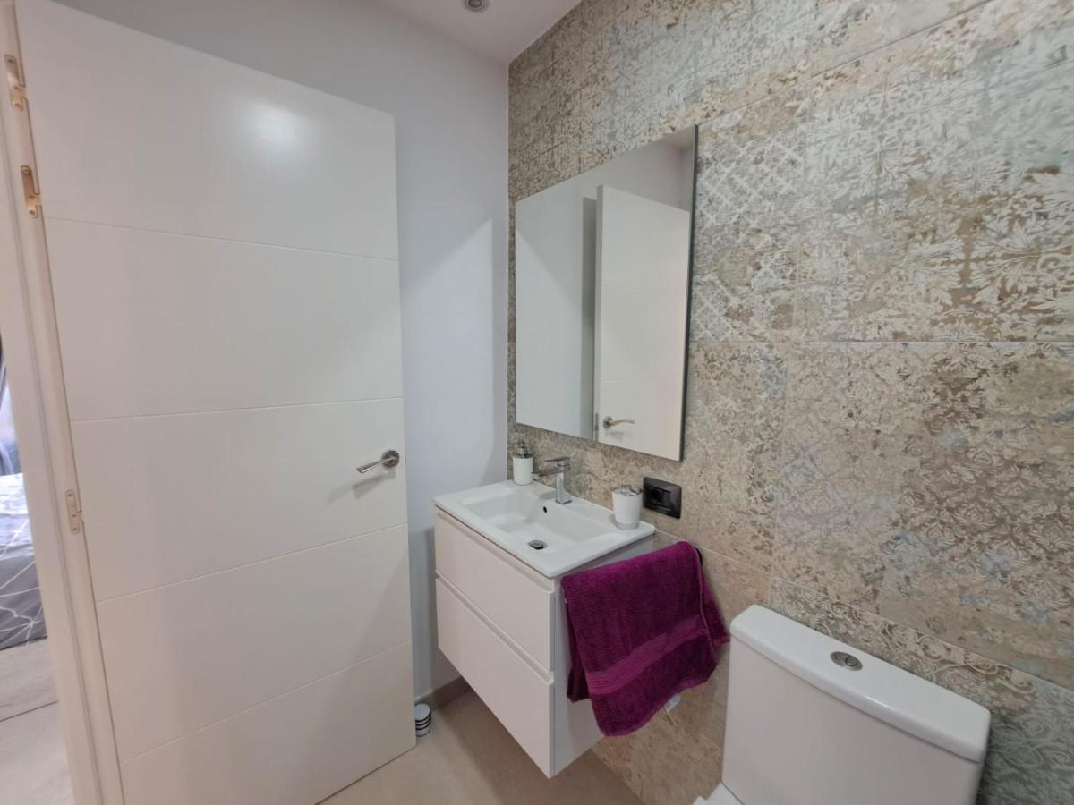 Newly Reformed 2 Bedroom Apartment In The Center Of Los Cristianos Лос Кристианос Экстерьер фото